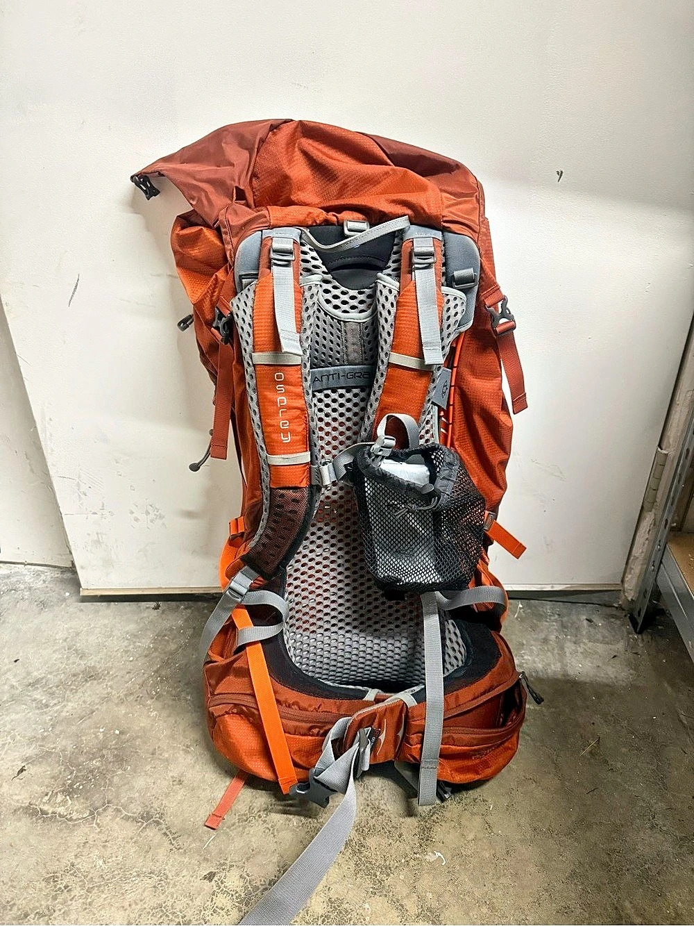 Osprey Atmos 65 AG Technical Hiking Backpack Orange & Gray - Picture 2 of 3